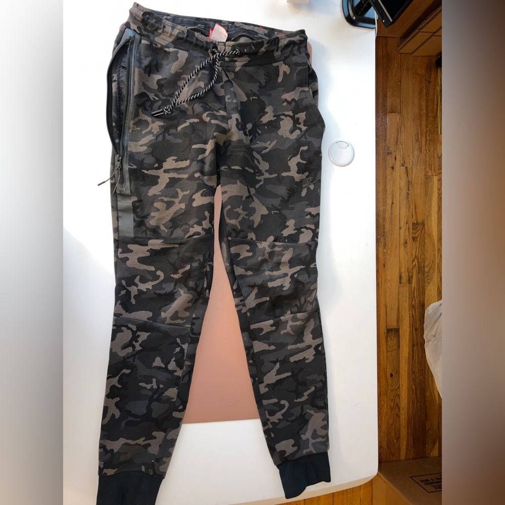 Nike Tech Fleece Jogger, Black Camo - Size Small